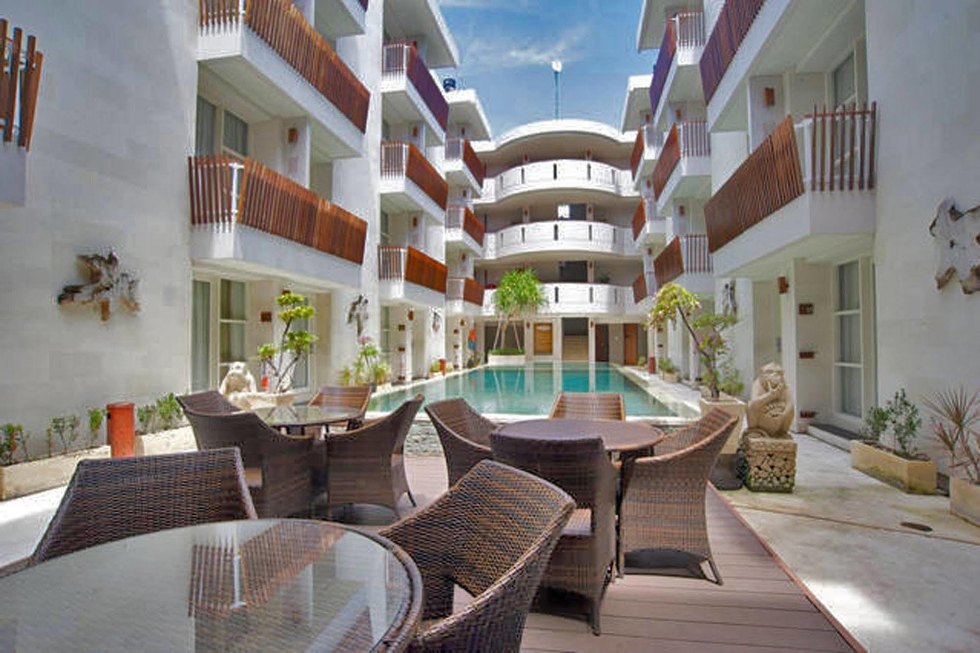 Holiday Inn Express Bali Sunset Road By Ihg Кута Экстерьер фото